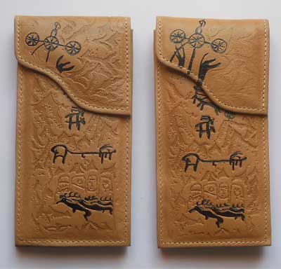 Футляр из натуральной кожи с тисненым изображением древних монгольских петроглифов.  